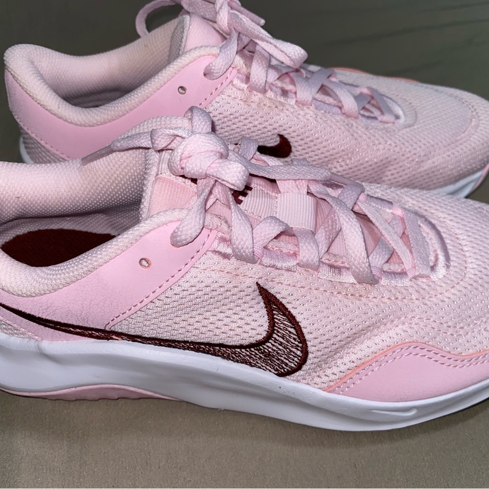 Nike Legend Essentials Athletic Training Design - Picture 6 of 9